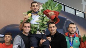 Посрещнаха Новиков в София като герой, той си постави големи цели