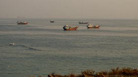 Иран атакува търговски кораби край Ормузкия проток, контейнери потънаха