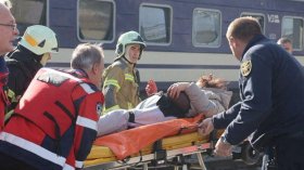 13 души са загинали при руски удар с дрон по гара в Днипро (ВИДЕО)
