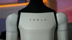 Tesla подготвя армия от роботи: Optimus скача до 1000 броя седмично