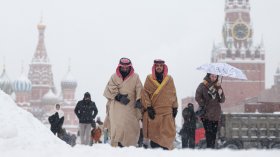 Богати арабски туристи се любуват на зимата в Москва (СНИМКИ)