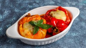 Рецепта за пълнени печени чушки със сирене и орехи
