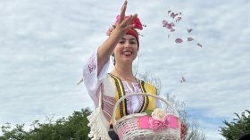 Празникът на розата в Казанлък събра хиляди туристи от страната и чужбина (СНИМКИ)