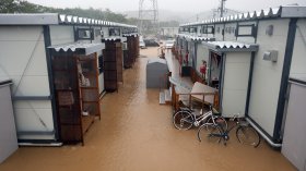 Япония под вода: Бури носят проливни дъждове и наводнения в няколко района
