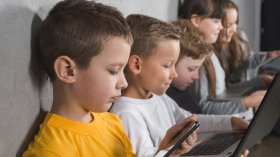 Забрани за деца в социалните мрежи: Как да не се превръщаме в диктатори