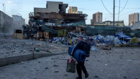 Киев след ракетните удари: Жители сред руини и поражения (СНИМКИ)