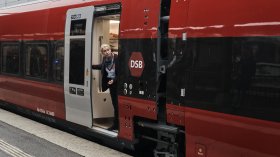 Влак блъсна мъж, докато гледал в телефона си