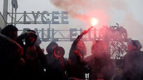 До 500 училища във Франция затварят заради протестите