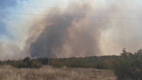 Пожар край Любеново и Динево: 11 спасителни машини и булдозер борят огъня