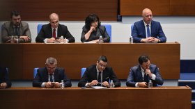 Управляващите не влязоха в залата и "преодоляха" протоколния вот на недоверие