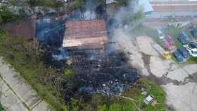 Голям пожар горя в изоставен склад в София