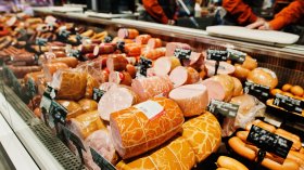 Гърция с нова система срещу продажбата на вносно мляко и месо като местно