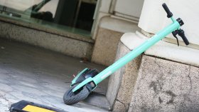Две деца пострадаха при инцидент с електрическа тротинетка в София