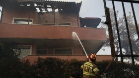 Пожар в Атина: Двама души са в болница с дихателни проблеми