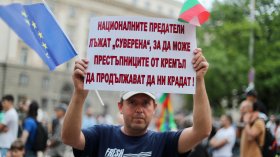 Втори протест за седмица срещу кабинета "Радев" при силно полицейско присъствие (+СНИМКИ)