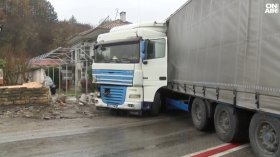 Живот в страх от фучащи ТИР-ове: Във Великотърновско искат повече камери за скорост