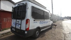 Откриха 33-ма мигранти в бус край Бургас, били без храна три дни