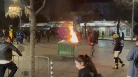 Ескалация след протеста: Маскирани стигнаха сградата на ДПС-НН