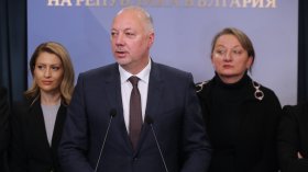 Историята на кабинета "Желязков" - Еврозона и оцеляване при 5 вота на недоверие