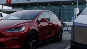 Американка съди Tesla за $10 млн. след катастрофа по време на тестдрайв