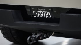 Шофьор потопи Tesla Cybertruck в езеро, докато тества режим за вода (+ВИДЕО)