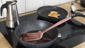 Как да почистим загорял тиган за минути