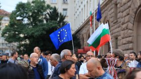 София излезе на протест срещу правителството на Радев (СНИМКИ)