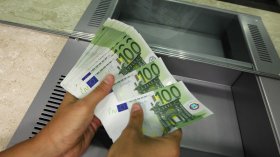 Синдикатите протестират пред НС: "Какво ще стане с доходите?"