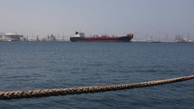 Петролът скочи до $110 за барел на фона на атаките срещу кораби в Ормузкия проток