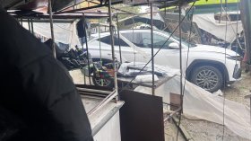 Шофьорка обърка педалите и се вряза в пазар в Казанлък (+СНИМКИ)