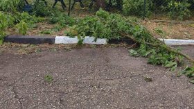Опасни елементи висят от блок след бурята в Стара Загора