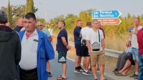 37 цента за килограм: Ниските цени на прасковите вдигнаха земеделците на протест