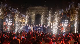 Цвят и магия: "Шанз-Елизе" се преобрази за Коледа (СНИМКИ)