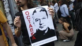 Студенти от НАТФИЗ излязоха на протест срещу ректора Мирослав Дачев (СНИМКИ)