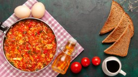 Писто манчего &ndash; сезонна рецепта от Испания с чушки, тиквички и яйца