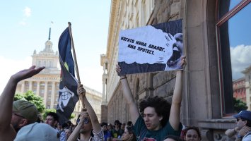 Напрежението в НАТФИЗ расте: Преподаватели и студенти настояват за оставката на ректора
