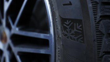 Опашки пред сервизите за смяна на гуми на прага на зимата, поскъпна и тази услуга
