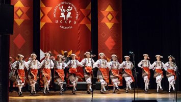Казанлъшкият ансамбъл "Искра" чества 60 години с пъстър фолклорен концерт