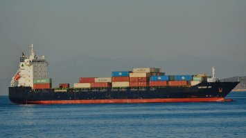 Какво има в 20-те плаващи контейнера от Contship Jet и колко опасно става за другите кораби