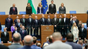 Кабинетът "Радев" положи клетва, опозицията скочи в парламента с остри реплики