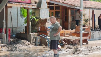 "Беше страшно": Кал, задръстени мостове и безводие в Струмяни