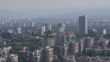 Столичани за задушливата миризма в София: "Затваряме прозорците и чакаме да отмине"
