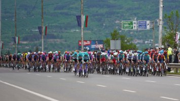Giro d'Italia в България: Куче и коза по трасето, младоженци си направиха снимки край колоната