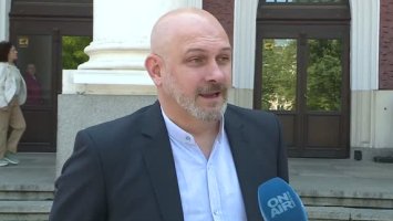 Културна треска: Десетки се стекоха за евтини билети пред Народния театър (ВИДЕО)
