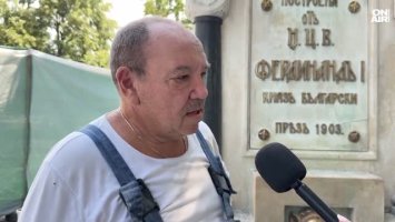Майстор възстановява безвъзмездно Царската чешма в Казанлък след вандализъм