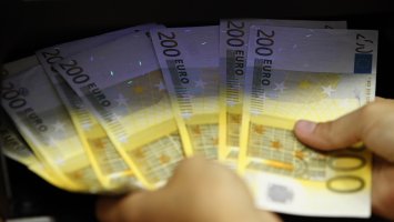 Данъци и осигуровки няма да се увеличават, минималната заплата може би ще е 680 евро