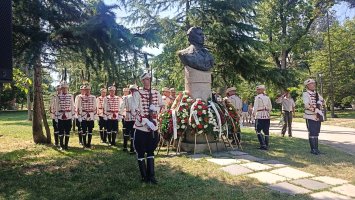 Венци с цветя и военни почести за 189-ата годишнина от рождението на Левски в София