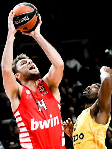 Отборът на Олимпиакос продължава с чудесното си представяне в Евролигата