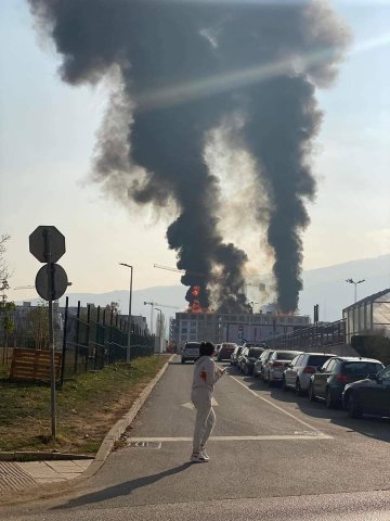 Пожар в столицата - гори покривът на новострояща се кооперация