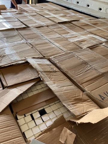 Близо 65 000 контрабандни парфюма в три микробуса с турска